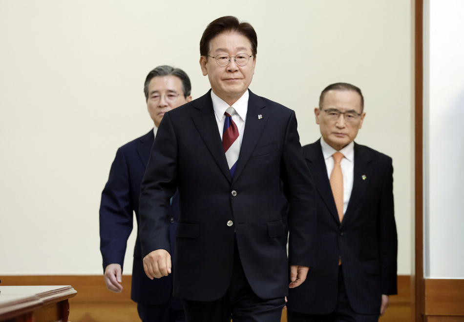 이재명 대통령이 4일 청와대에서 열린 수석보좌관회의에 입장하고 있다. 연합뉴스