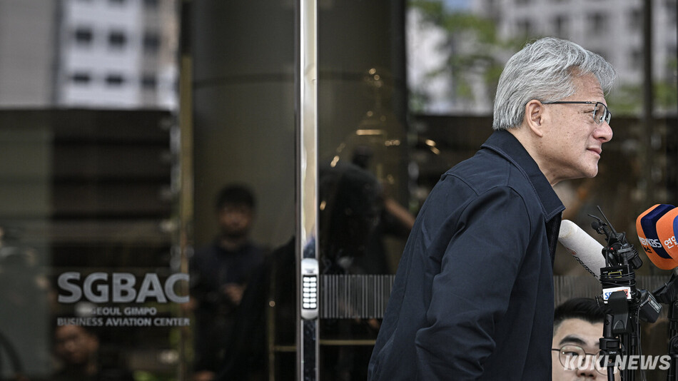 젠슨 황 엔비디아 최고경영자(CEO)가 5일 서울 강서구 서울김포비즈니스항공센터를 통해 입국한 뒤 취재진의 질문에 답하고 있다.