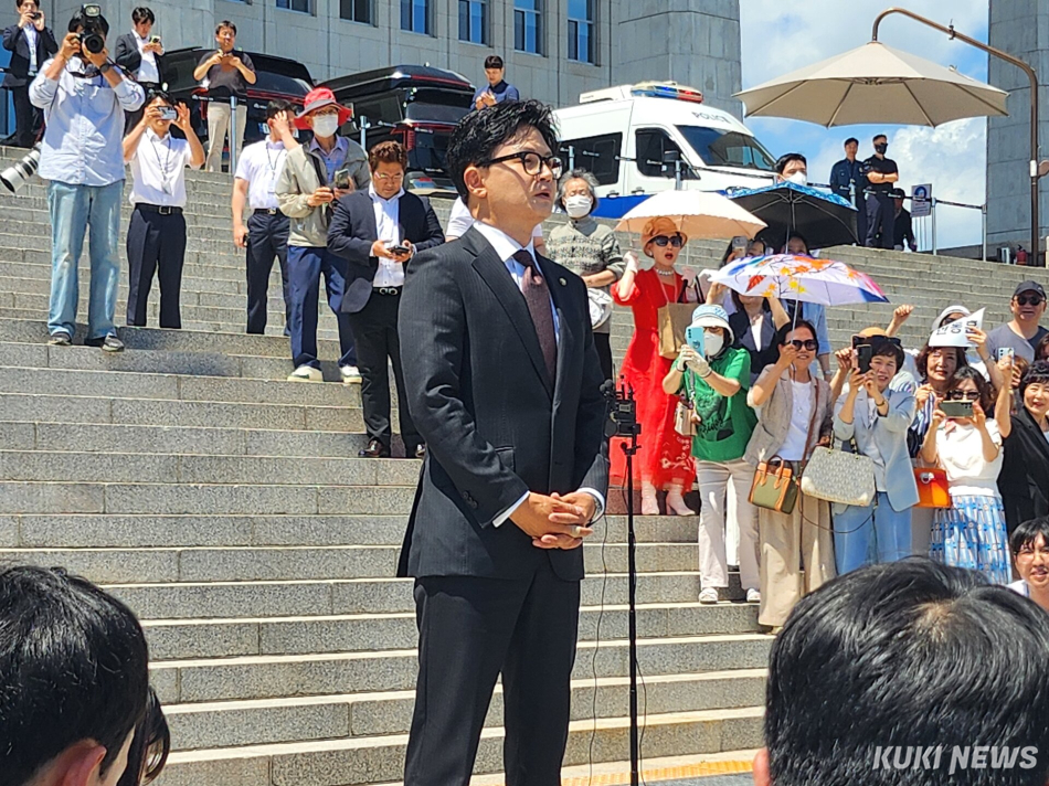 한동훈 무소속 의원이 5일 국회 본관 정문 앞 계단에서 발언하고 있다. 전재훈 기자