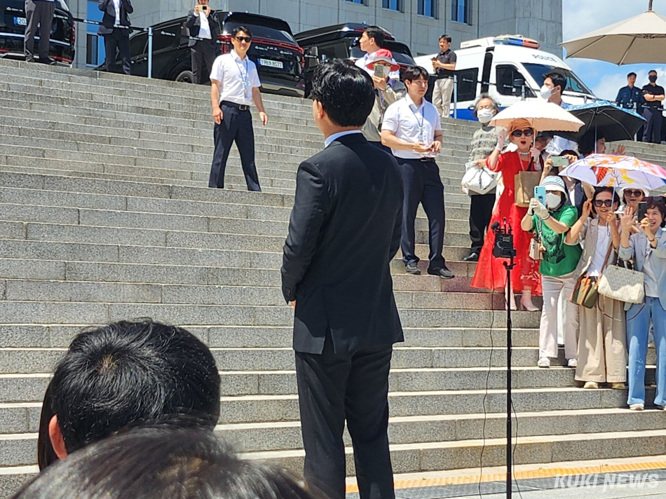 한동훈 무소속 의원이 5일 국회 본청 정문 앞 계단에서 국회를 바라보고 있다. 전재훈 기자