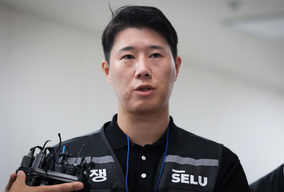 삼성그룹 초기업노동조합 삼성전자지부 최승호 위원장이 5월20일 정부세종청사 중앙노동위원회에서 총파업 예고 시점을 하루 앞두고 열린 3차 사후조정 회의를 마친 후 발언하고 있다. 공동취재단