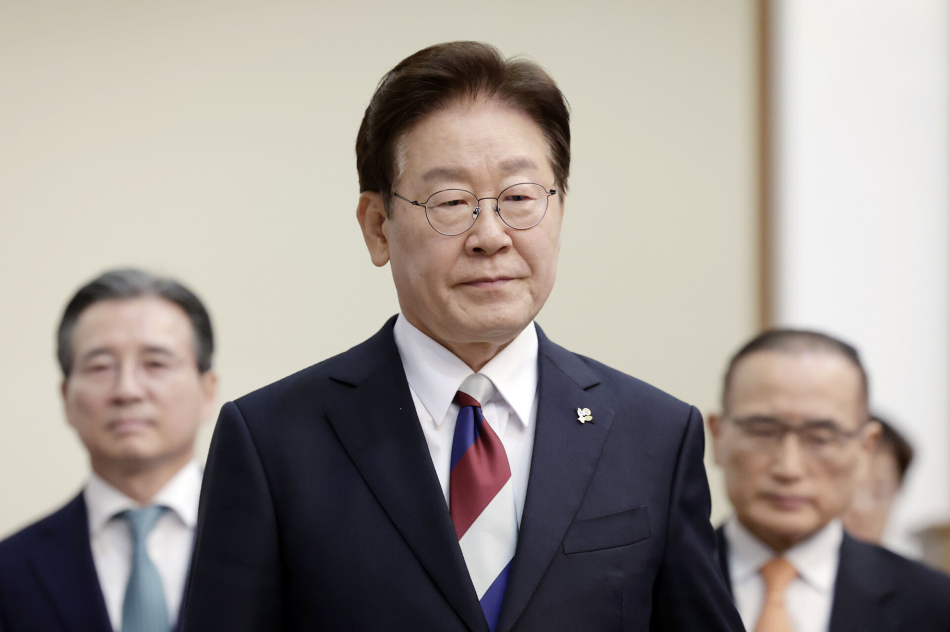 이재명 대통령이 지난 4일 청와대에서 열린 수석보좌관회의에 입장하고 있다. 연합뉴스