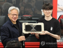 “페이커” 연호했던 젠슨 황, 이상혁 만났다…T1 베이스캠프서 ‘지포스 RTX 5090’ 선물
