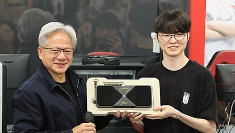 “페이커” 연호했던 젠슨 황, 이상혁 만났다…T1 베이스캠프서 ‘지포스 RTX 5090’ 선물