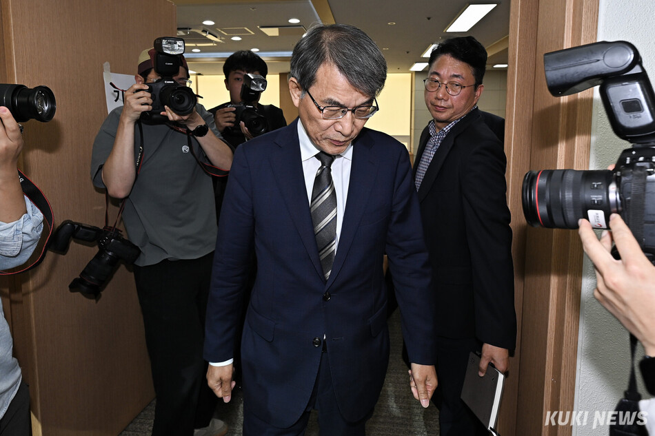 노태악 중앙선거관리위원장이 4일 경기 과천 중앙선관위에서 일부 투표소의 투표용지 부족 사태와 관련해 대국민 사과를 마친 뒤 퇴장하고 있다.