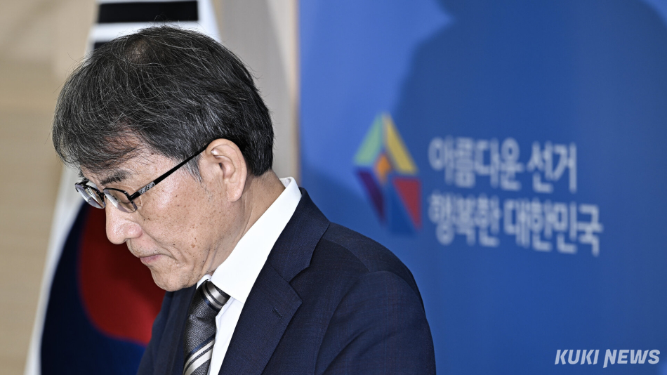 노태악 중앙선거관리위원장이 4일 경기 과천 중앙선관위에서 일부 투표소의 투표용지 부족 사태와 관련해 대국민 사과문을 발표하고 있다.