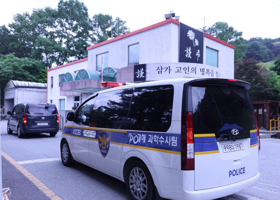 대전경찰청 수사전담팀과 고용노동부 대전고용노동청이 폭발 사고로 7명의 사상자가 발생한 한화에어로스페이스 대전사업장과 서울 본사 등에 대한 압수수색에 착수한 4일 대전 유성구 외삼동 대전사업장으로 경찰차가 들어가고 있다. 연합뉴스