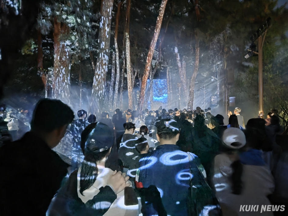 한국관광공사 데이터랩 빅데이터 분석에 따르면 올해 4월 강릉시 관광소비액은 약 640억원으로 집계되는 등 지난해와 2024년 동월보다 18.2%~9.8% 증가추세에 있다. 하슬라강릉 이머시브 아트쇼 모습. 강릉시 제공