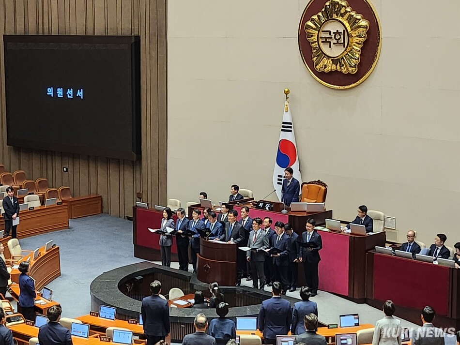 6·3 재보궐선거에서 당선된 14명의 국회의원들이 5일 국회 본회의에서 의원 선서를 하고 있다. 전재훈 기자