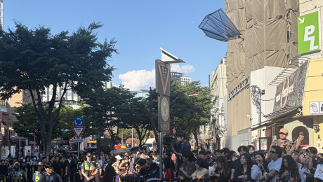 “삼소가 뭐예요?” 묻는 외국인 관광객…젠슨 황 소식에 홍대 골목 들썩 [현장+]