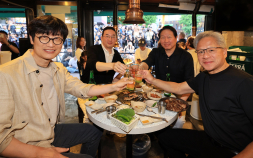 젠슨 황 “한국 사업, 마치 폭탄이 터진 것처럼 좋다…More HBM”