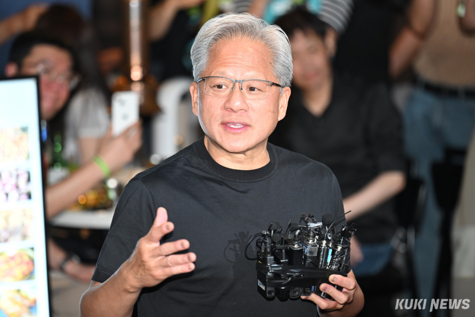 젠슨 황 엔비디아 최고경영자(CEO)가 5일 서울 마포구 서교동의 한 고깃집에서 열린 최태원 SK회장, 구광모 LG회장, 이해진 네이버 의장과의 삼겹살 회동 중 밖으로 나와 기자들의 질문을 받고 있다.