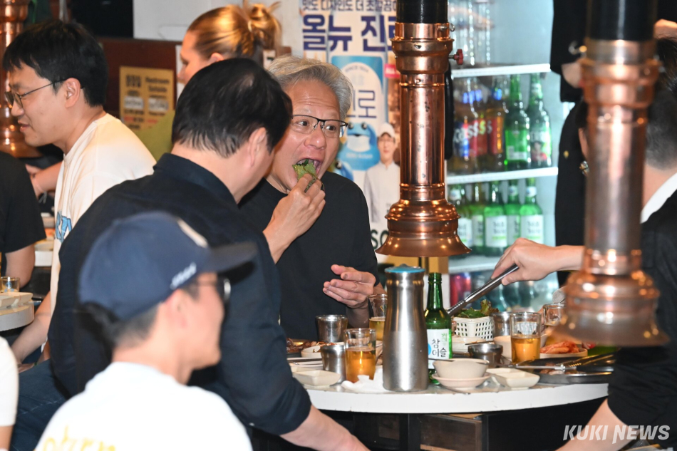 젠슨 황 엔비디아 최고경영자(CEO)가 5일 서울 마포구 서교동의 한 고깃집에서 열린 최태원 SK회장, 구광모 LG회장, 이해진 네이버 의장과의 삼겹살 회동에서 쌈을 먹고 있다.