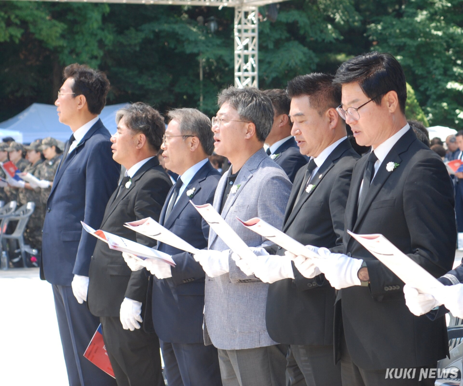 구자열(오른쪽) 원주시장 당선인과 원강수(왼쪽) 원주시장, 송기헌·박정하·최혁진 국회의원 등이 현충일 노래를 제창하고 있다. 원주=윤수용 기자