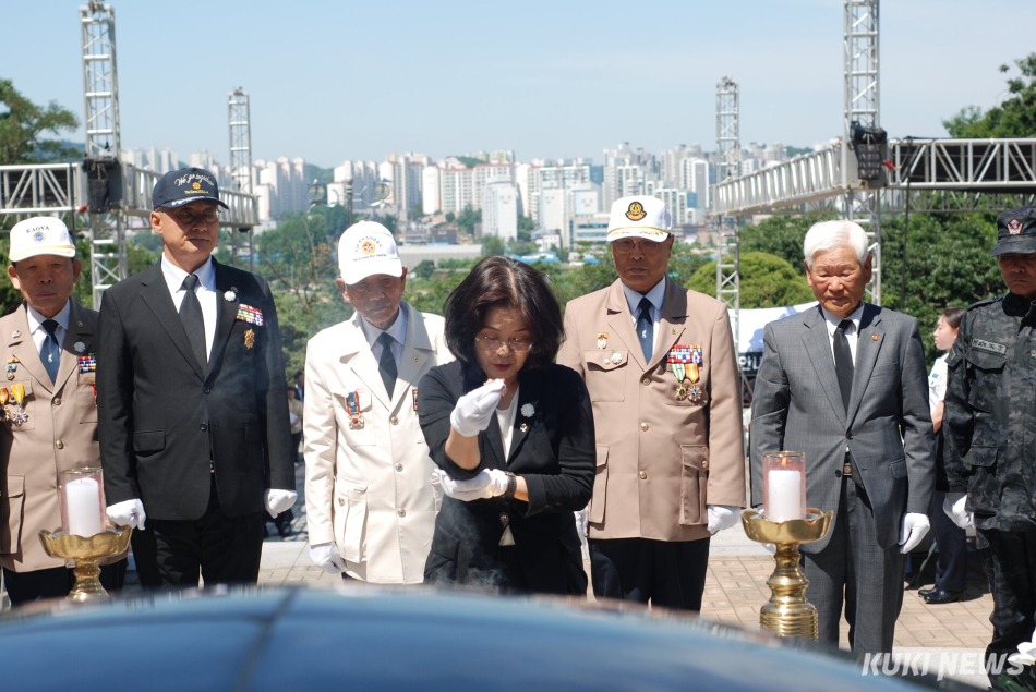 현충일 추념식 헌화와 분향에 나선 보훈·안보 단체장들. 원주=윤수용 기자