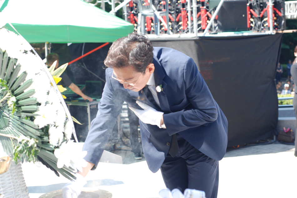 현충일 추념식 헌화와 분향에 나선 원강수 원주시장. 원주=윤수용 기자