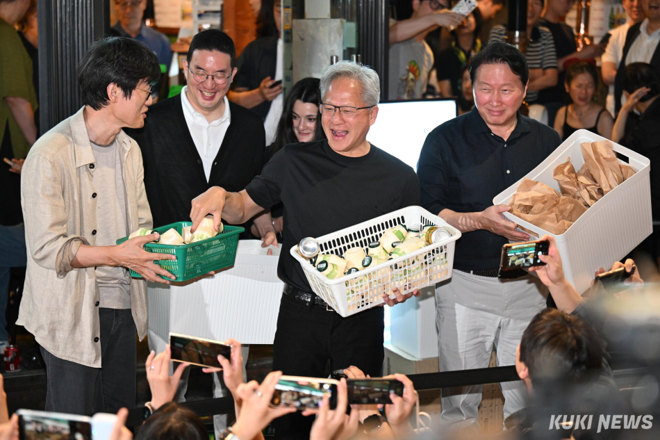 젠슨 황이 빙그레 바나나맛우유를 시민에게 나눠주고 있다. 임은재 기자