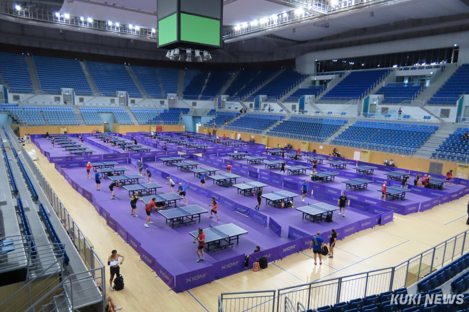 세계 최대 규모의 생활체육 탁구 축제인 ‘XIOM 2026 강릉세계마스터즈탁구선수권대회’가 5일부터 12일까지 8일간 전 세계 85개국 40세 이상 탁구 동호인 고수 3000여명 참가한 가운데 강릉 스피드스케이팅 경기장과 강릉 아레나 등 강릉 올림픽파크 일원에서 열린다. 강릉 아레나 연습경기장 모습. 전인수 기자
