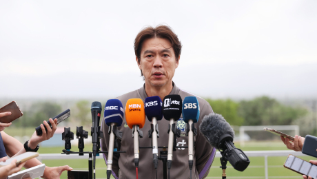 홍명보 감독 “대표팀 선수들, 세계무대 두려움 없어…서로 신뢰해야”
