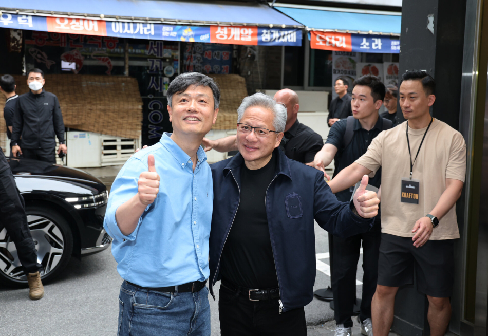 젠슨 황 엔비디아 최고경영자(CEO)가 7일 서울 강남구에 있는 한 PC방에서 장병규 크래프톤 의장과 만나 포즈를 취하고 있다. 연합뉴스