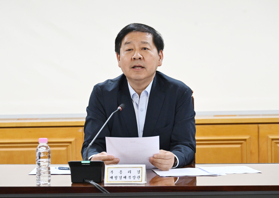 구윤철 부총리 겸 재정경제부 장관이 7일 서울 중구 은행연합회에서 열린 시장상황점검회의를 주재하고 있다. 재정경제부 제공