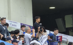 잠실 뜬 젠슨 황, 시구 후 댄스타임까지…AI 동맹 광폭 행보 [현장+]