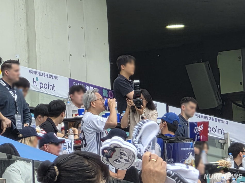 젠슨 황 엔비디아 최고경영자(CEO)가 7일 서울 잠실야구장에서 열린 2026 프로야구 KBO리그 키움 히어로즈의 두산 베어스의 경기를 관람하고 있다. 정우진 기자