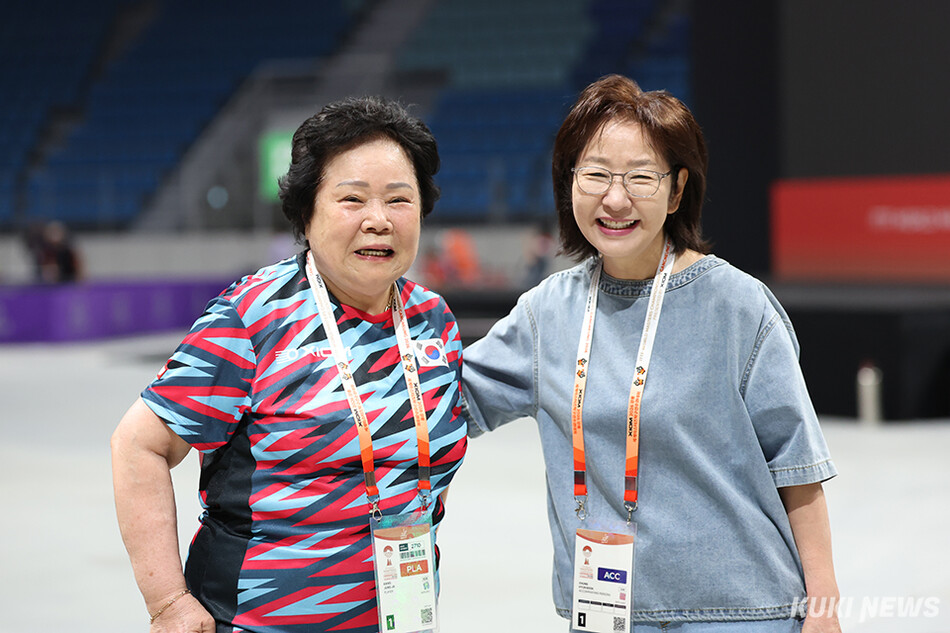 1973년 사라예보 세계탁구선수권대회 여자단체전 우승 주역 정현숙 한국여성탁구연맹 회장이 은퇴이후 2009년 출범한 한국여성탁구연맹을 중심으로 여성 스포츠 활성화와 생활탁구 저변 확대, 세계 교류를 위해 꾸준히 힘써온 결과 이번 XIOM 2026 강릉세계마스터즈탁구선수권대회 유치에 기여하면서 연맹소속 160여명과 함께 강릉 대회에 참가하며 남다른 감회를 느끼고 있다. 개막식에서 대표선서를 했던 강정자(왼쪽) 선수와 함께. 80대 강정자 선수는 이번 대회 한국 최 고령 참가자다. 조직위 제공