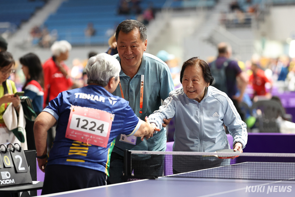 미국에서 온 중국계 동호인 위엣 위 와(Yuet Yu Wa) 씨가 7일 강릉 오발(강릉스피드스케이팅경기장)에서 열리고 있는 ‘XIOM 2026 강릉세계마스터즈탁구선수권대회’에 102세로 최고령 선수로 참가해 경기에 앞서 상대 선수와 인사를 나누고 있다. 조직위 제공
