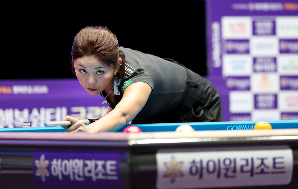 ‘당구 여제’ 김가영이 ‘제자’ 박정현을 돌려세우고 8강에 안착했다. PBA 제공