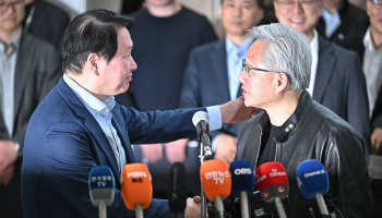 SK 찾은 젠슨 황…최태원과 ‘AI 팩토리’ 협력 발표