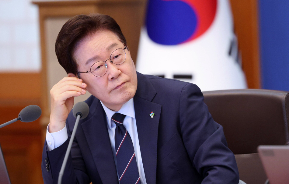 이재명 대통령이 2일 청와대에서 열린 국무회의 겸 비상경제점검회의에서 참석자 발언을 듣고 있다. 연합뉴스