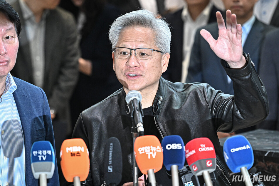 젠슨 황 엔비디아 CEO가 8일 오전 종로 SK서린빌딩에서 SK그룹과의 협력관계 관련 브리핑을 진행했다. 남동균 기자