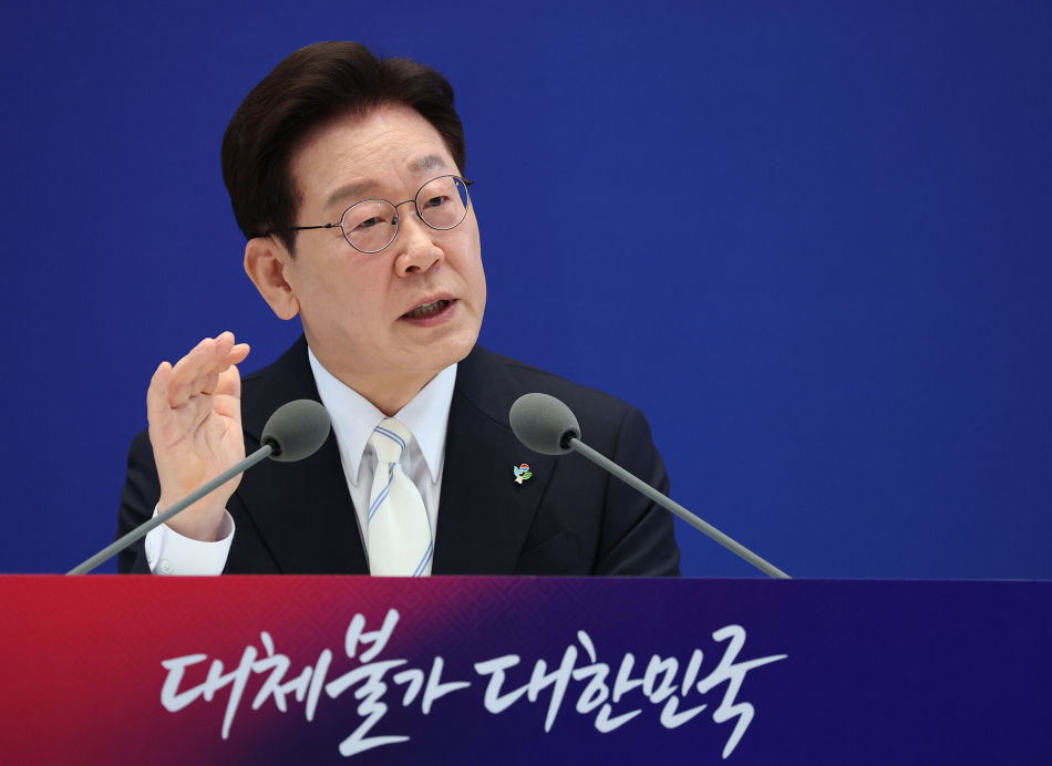 이재명 대통령이 8일 청와대 영빈관에서 열린 취임 1주년 기자회견에서 발언하고 있다. 연합뉴스