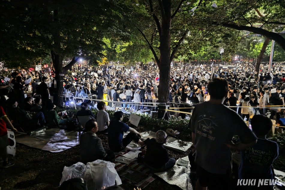 시민들이 지난 6일 서울 송파구 올림픽공원 개표소 일대에 모여 돗자리를 깔고 재선거 운동을 보고 있다. 김건주 기자