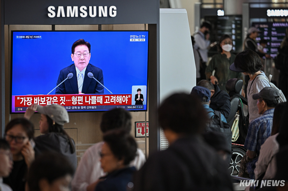 8일 서울역 대합실에서 시민들이 이재명 대통령의 취임 1주년 기자회견을 시청하고 있다.