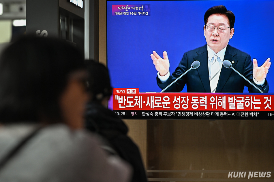 8일 서울역 대합실에서 시민들이 이재명 대통령의 취임 1주년 기자회견을 시청하고 있다.
