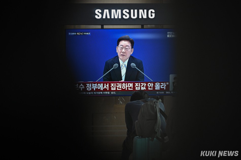 8일 서울역 대합실에 이재명 대통령의 취임 1주년 기자회견이 송출되고 있다.