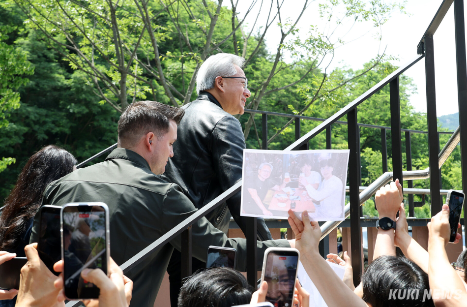 젠슨 황 엔비디아 최고경영자(CEO)가 8일 오후 서울 관악구 서울대학교 공과대학을 방문하고 있다.