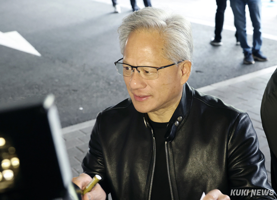 젠슨 황 엔비디아 최고경영자(CEO)가 8일 오후 서울 관악구 서울대학교 공과대학을 방문해 학생들에게 사인을 해주고 있다.