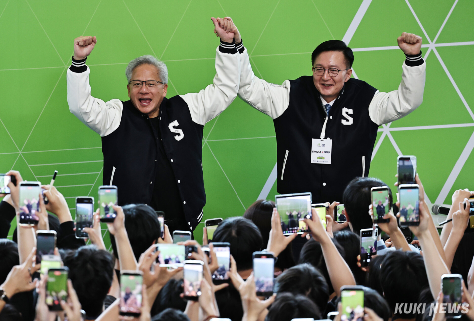 젠슨 황 엔비디아 최고경영자(CEO)가 8일 서울대학교 해동첨단공학관에서 열린 ‘빌드어클로(Build-a-Claw)‘ 행사에서 유홍림 서울대 총장으로부터 학교 점퍼를 선물받고 있다.