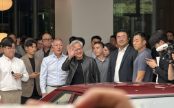 정의선이 직접 맞이한 젠슨 황…현대차그룹 본사서 로봇‧수소차 관람 [현장+]
