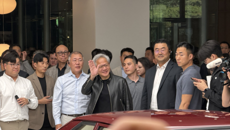 정의선이 직접 맞이한 젠슨 황…현대차그룹 본사서 로봇‧수소차 관람 [현장+]