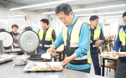 “시민 삶 현장서 답 찾을 것”…정영두 김해시장 당선인, 환경미화원과 새벽 열다
