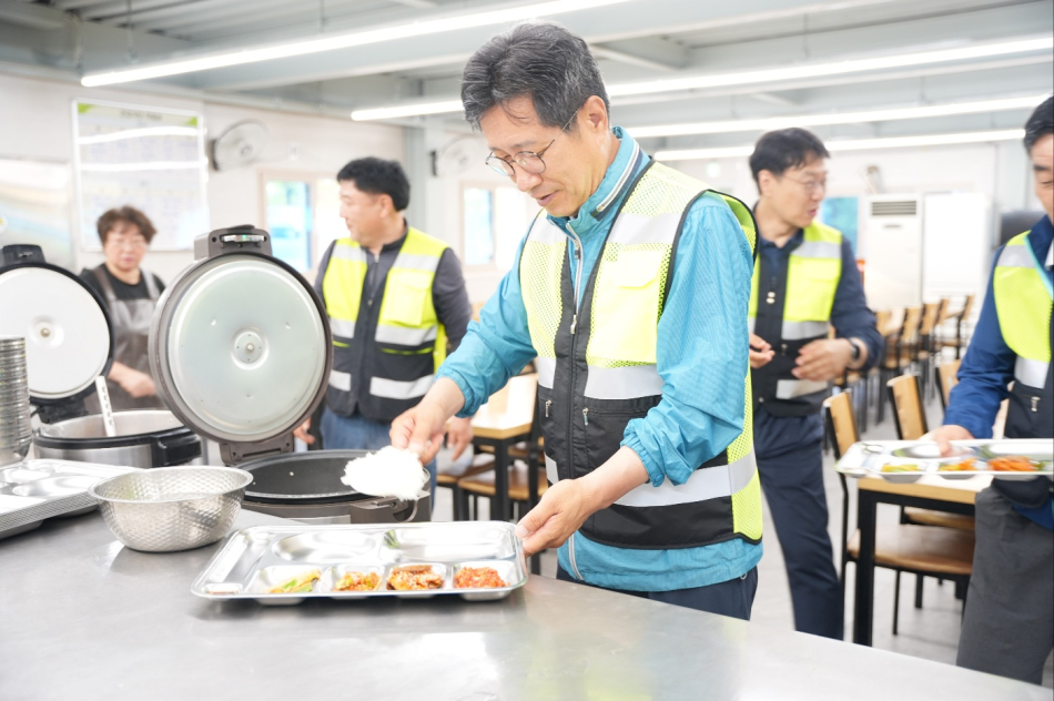 정영두 김해시장 당선인이 5일 새벽 환경미화 노동자들과 함께 아침 식사를 배식 받고 있다. 정영두 시장 당선인 제공