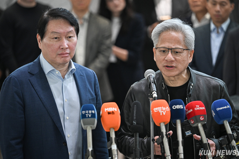 최태원 SK그룹 회장과 젠슨 황 엔비디아 CEO는 8일 서울 종로 SK서린빌딩에서 양사의 협력 관련 브리핑을 진행했다. 남동균 기자