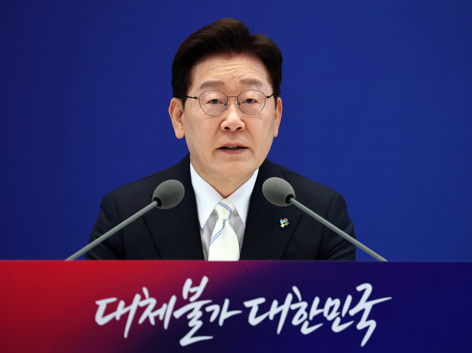 (연합뉴스)이재명 대통령이 8일 청와대 영빈관에서 열린 취임 1주년 기자회견에서 발언하고 있다.