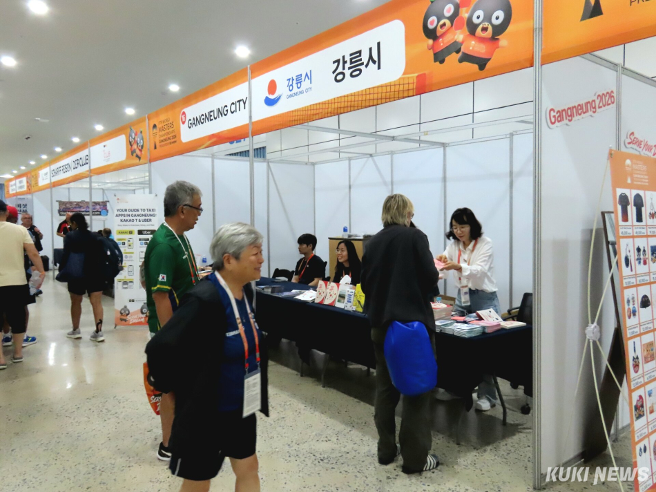 남녀 단식 경기가 열리고 있는 6일 강릉 오발(강릉스피드스케이팅경기장) 경기장에 마련된 강릉시 관광홍보 부스에서 선수와 동반자 등 참가자들이 관심을 보이고 있다. 전인수 기자