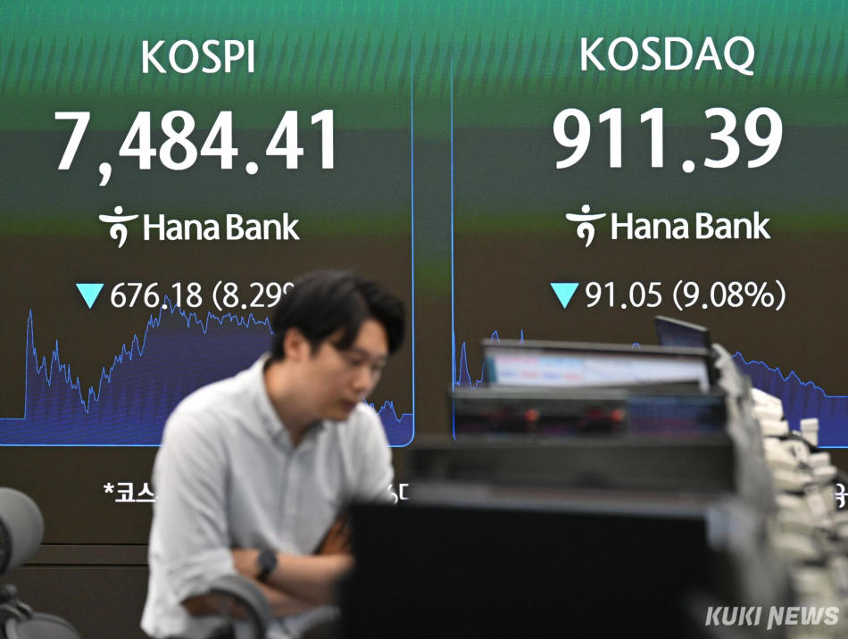 8일 서울 중구 하나은행 딜링룸에서 한 직원이 모니터를 바라보고 있다.