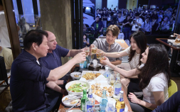 “딸들도 깐부”…최태원·젠슨황 2세 ‘치맥회동’도 성사